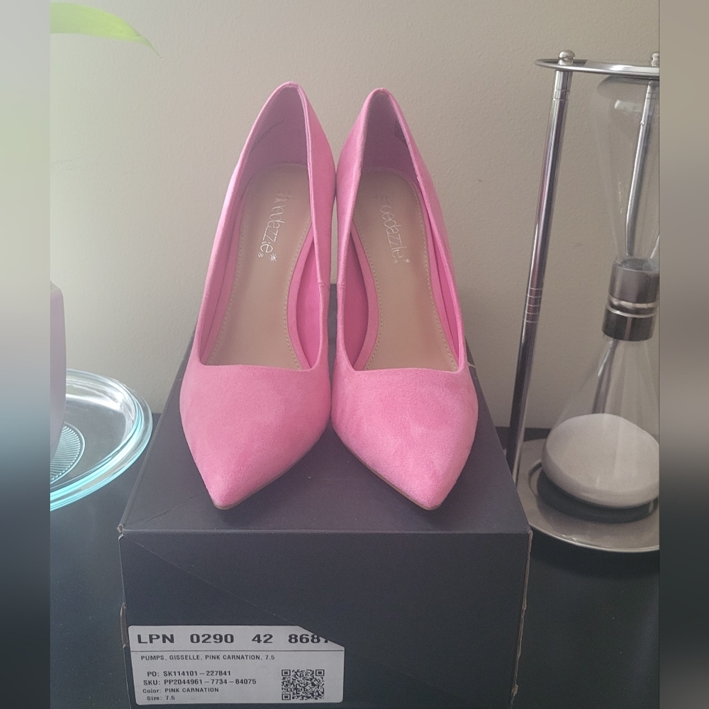 Carnation Pink closed toe heels. Size 7.5, fits like a 6.5